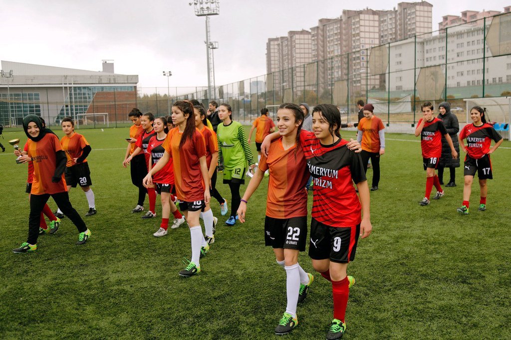 Jóvenes turcas jugando un partido de fútbol con el objetivo de acabar con la violencia contra las mujeres y las niñas.
