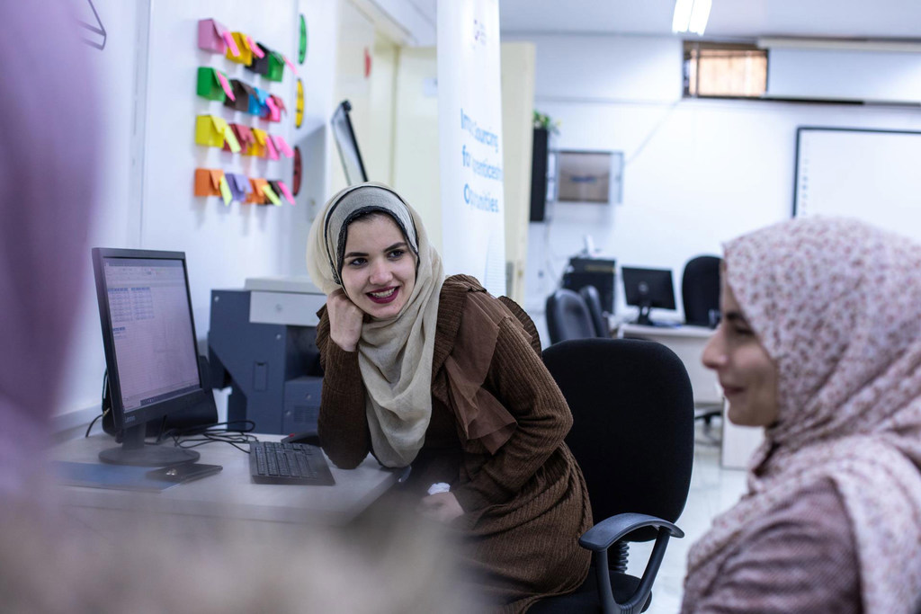 Dos jóvenes participan en un programa de capacitación digital en Jordania.