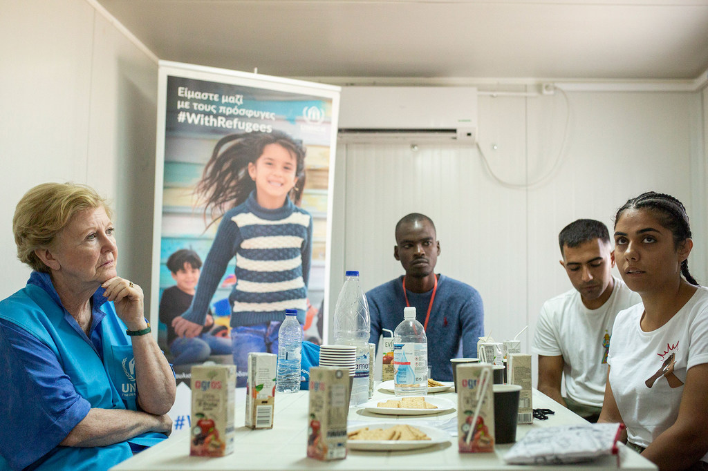 La alta comisionada adjunta de ACNUR para la Protección, Gillian Triggs (izquierda), se reúne con un grupo de solicitantes de asilo en la isla de Samos (Grecia).