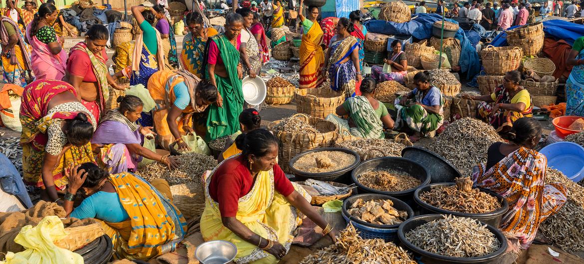 Mujeres vendiendo pescado seco en un mercado de Visakhapatnam, India.