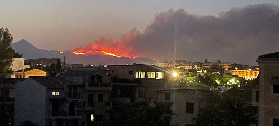 Los incendios forestales en el noreste de la isla de Corfú (Grecia) pueden verse claramente desde la ciudad de Corfú.