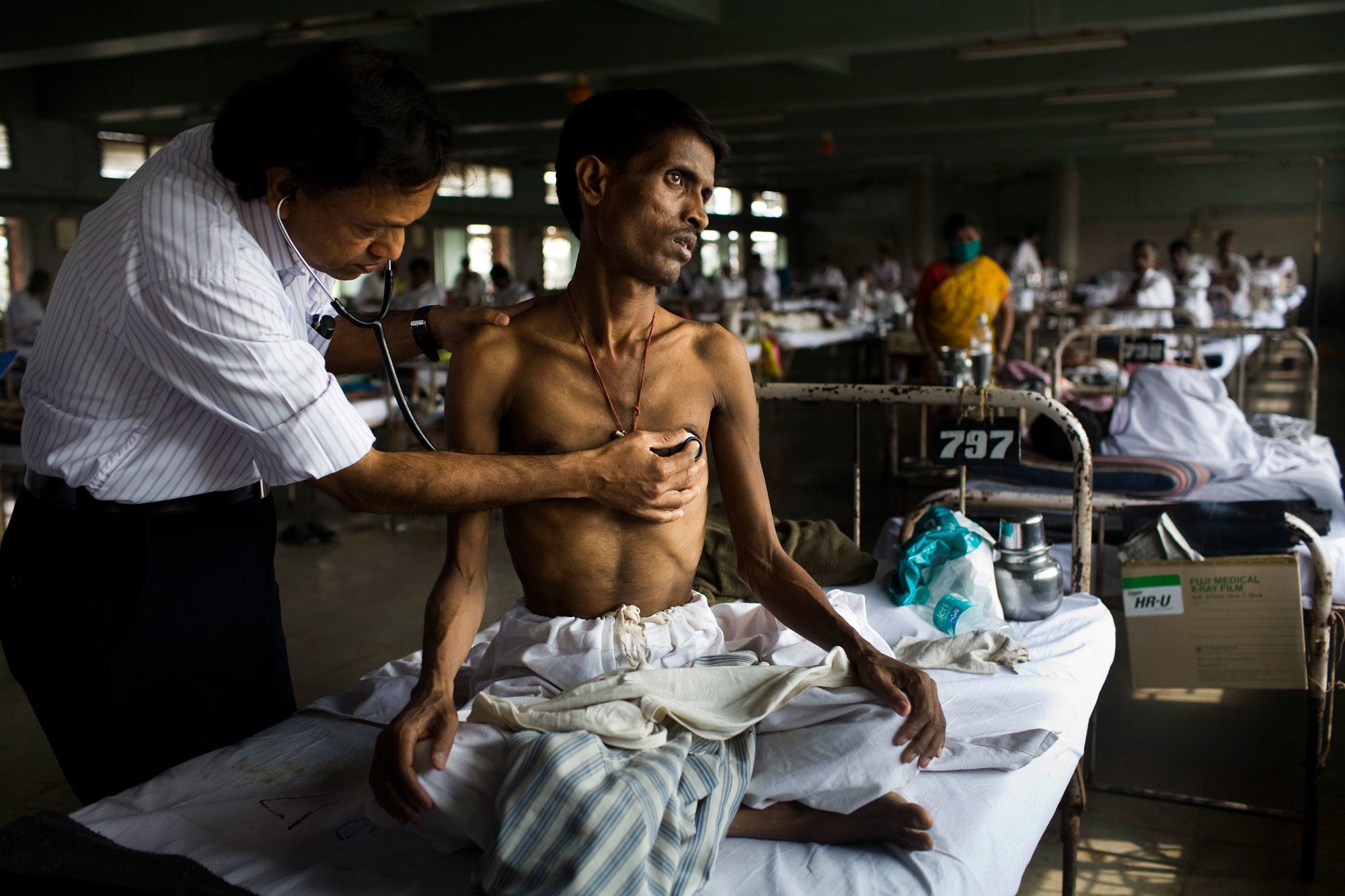 Un médico atiende a un paciente de tuberculosis en la India