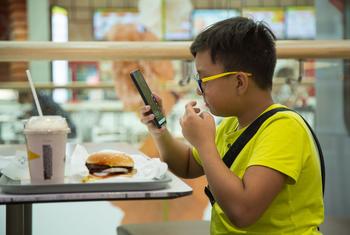 El consumo habitual de comida basura puede crear adicción en los niños.