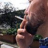 Un hombre fuma un cigarrillo en una zona designada para fumadores en la Sede de las Naciones Unidas en Nueva York, el 22 de agosto de 2018.