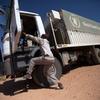 Un chofer del Programa Mundial del Alimentos transporta un camión de comida de El Fasher a Shangil Tobaya, en Darfur del Norte.(Foto de archivo, 2014)