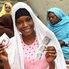 Achta, de 19 años, muestra un condón durante una sesión de información sobre el VIH en su comunidad, Moussoro, Ghana.
