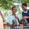 Estas jóvenes cuidan los nuevos retoños de plantas en una escuela secundaria de Lusaka, Zambia.