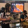 Una mujer demuestra como funciona una aplicación de inteligencia artificial en robótica durante una conferencia en Ginebra. 