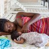 Una madre amamanta a su hijo en el centro sanitario para madres y niños de Bumbu, en el distrito de Kinsasa, la capital de la República Democrática del Congo.
