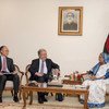 El Secretario General António Guterres (centro) y el presidente del Banco Mundial Jim Yong Kim (izq.) con Sheikh Hasina (dcha.), primera ministra de Bangladesh, en Dhaka, la capital del país..