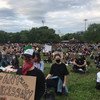 Manifestantes pacíficos en el parque McCarren en Brooklyn, Nueva York, guardan 20 minutos de silencio por las personas que han muerto a causa del racismo.