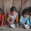 Estos niños de la provincia de Phongsaly, en Laos, comen crema de arroz provisto por un programa apoyado por la Unión Europea.