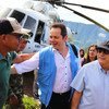 El responsable de la Misión de Verificación de las Naciones Unidas en Colombia, Carlos Ruiz Massieu (centro), saluda a un excombatiente durante un viaje al departamento de Antioquia.