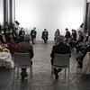 Doce víctimas del conflicto de Colombia comparten durante un encuentro con el Secretario General de la ONU su experiencia, su dolor y también sus esperanzas. El suelo de la sala donde se reúnen esta hecho con el metal fundido de las armas que entregaron l