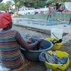 Una mujer desplazada por la violencia en la capital haitiana, Puerto Príncipe, lavando la ropa en un parque de la ciudad.