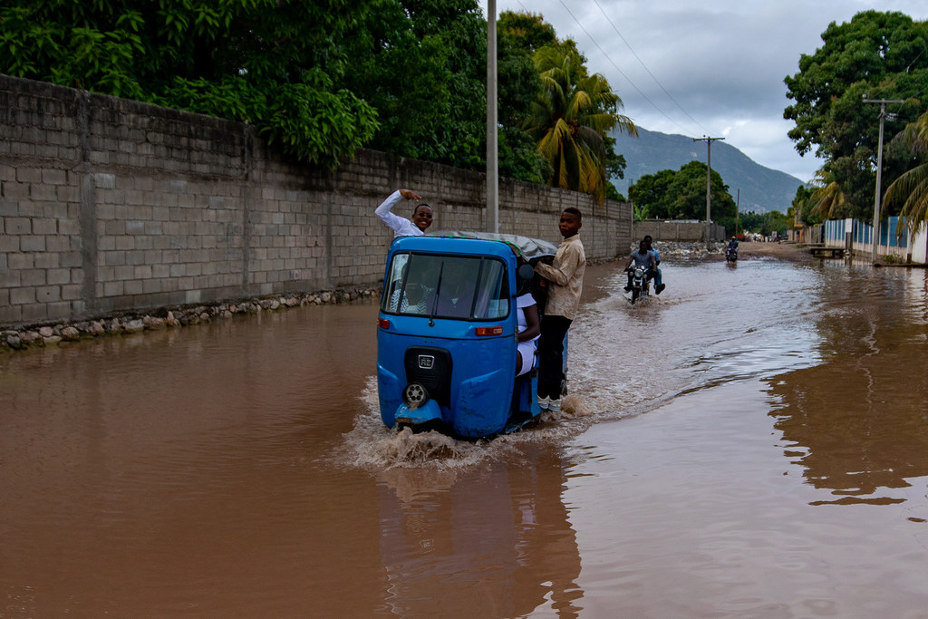 Los sistemas de alerta temprana pueden ayudar a mitigar los efectos del clima extremo y reducir el impacto de las inundaciones, por ejemplo en el norte de Haití (archivo).