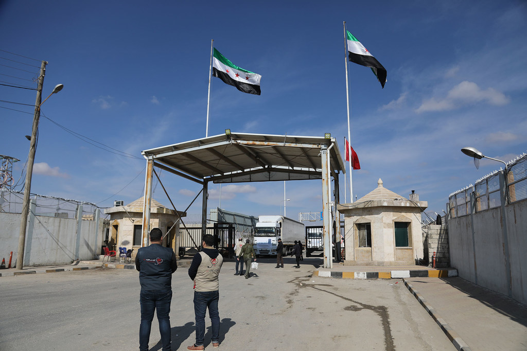 Camiones con suministros humanitarios esenciales viajan desde Turquía a través del paso fronterizo de Bab al-Salam hacia el noroeste de Siria.