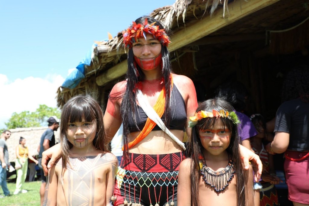 Adultos y niños asistieron a la ceremonia de devolución de la tierra indígena en Alto Río Guamá, en Pará, Brasil.