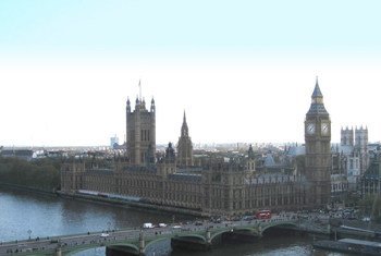 El palacio de  Westminster en el centro de Londres, en una vista tomada desde el río Támesis.