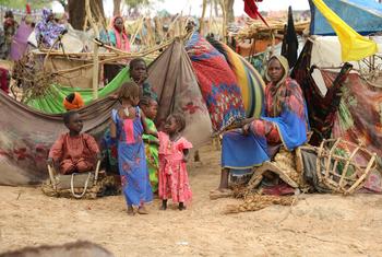 Varias personas buscan refugio en un punto de entrada de refugiados situado a 5 km de la frontera de Chad con Sudán. La mayoría de estas personas ya eran desplazados internos en la región de Darfur.