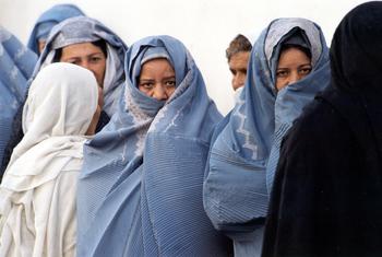 Unas mujeres esperan en un hospital de salud materna en Afganistán.