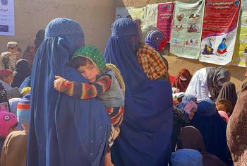 Mujeres y niños esperan a ser atendidos por miembros de un equipo móvil de salud y nutrición apoyado por UNICEF en Kandahar, Afganistán.