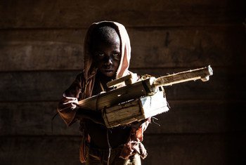 Fotografiado para la exposición "Algún día lo haré" de la ONU en 2016, Elia, de la República Democrática del Congo, dijo que no sabe su edad exacta, pero que quería ser soldado porque habían matado a su hermano.