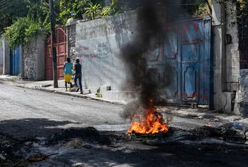 Varias personas caminan por el distrito de Turgeau, uno de los barrios de Puerto Príncipe, la capital de Haití, más afectados por la violencia de las bandas.