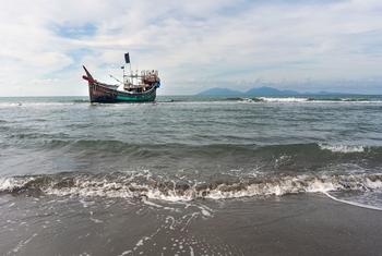 Un barco que transportaba refugiados rohingya a través del mar de Andamán permanece anclado en alta mar después de que los refugiados desembarcaran en una playa de Aceh, Indonesia, el 8 de enero de 2023.