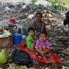 Una familia sin hogar con pocas estructuras de apoyo social en la ciudad de Yangon, en Myanmar, 