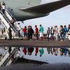 Un grupo de más de 200 venezolanos abordan un avión en Boa Vista, Brasil, para su reubicación en otras zonas del país.