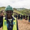 Trabajadores de la República Democrática del Congo participan en un proyecto del PNUD para la reconstrucción de una carretera en Kivu del Sur.