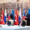 El Secretario General António Guterres (a la izquierda) y el presidente turco Recep Tayyip Erdoğan en la ceremonia de firma de la Iniciativa de Granos del Mar Negro en Estambul.