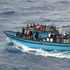 Una embarcación transporta refugiados y migrantes en las aguas del Mediterráneo. 