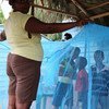 Niños se protegen con una red de la malaria en República Dominicana. Foto: OMS/PAHO