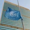 La bandera de la ONU ondea a media asta frente a la sede de la Organización en Nueva York.