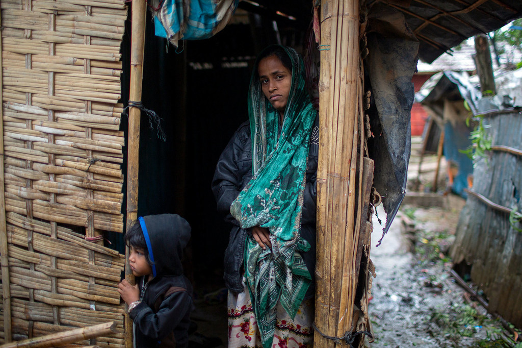 Una mujer refugiada y su hija esperan el paso del ciclón Mocha en Cox Bazar, Bangladesh.