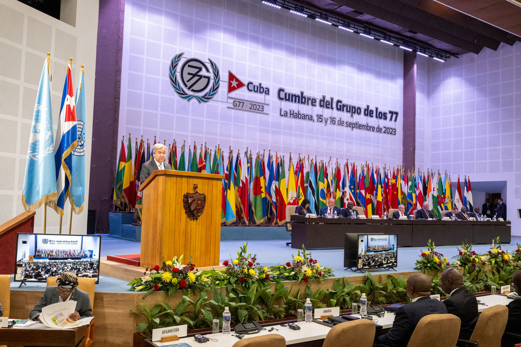 El Secretario General António Guterres (en el podio) se dirige a la Cumbre del G77 en La Habana, Cuba.