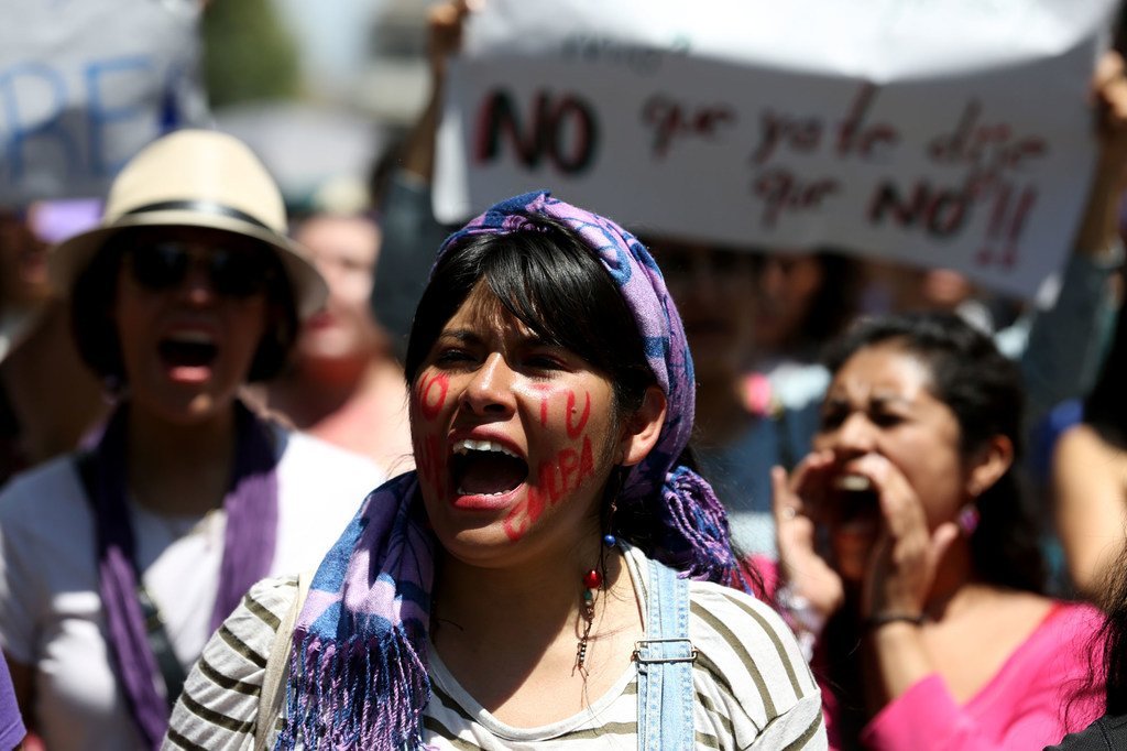 Mujeres marchan en Ciudad de México para protestar en contra de los femenicidios (foto de archivo). 
