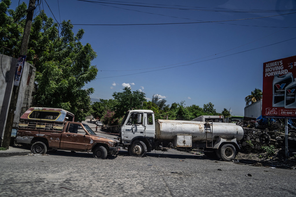 Las comunidades de Puerto Príncipe han levantado barricadas de vehículos abandonados para limitar el riesgo de secuestros y ataques de pandillas.