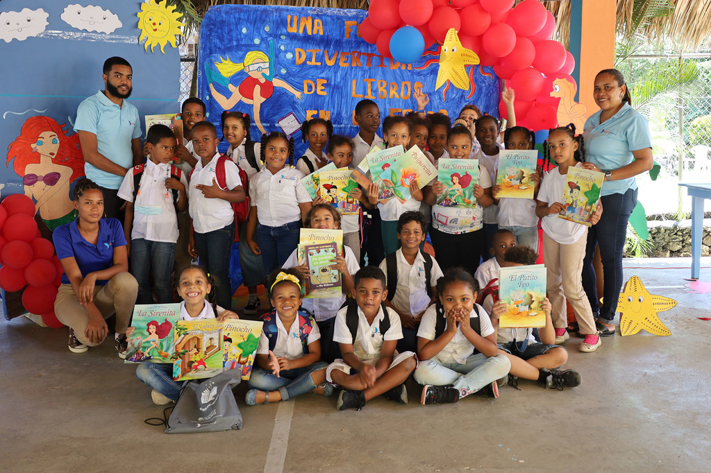 Estudiantes y maestros en la feria del libro de DREAM Project, en la República Dominicana.