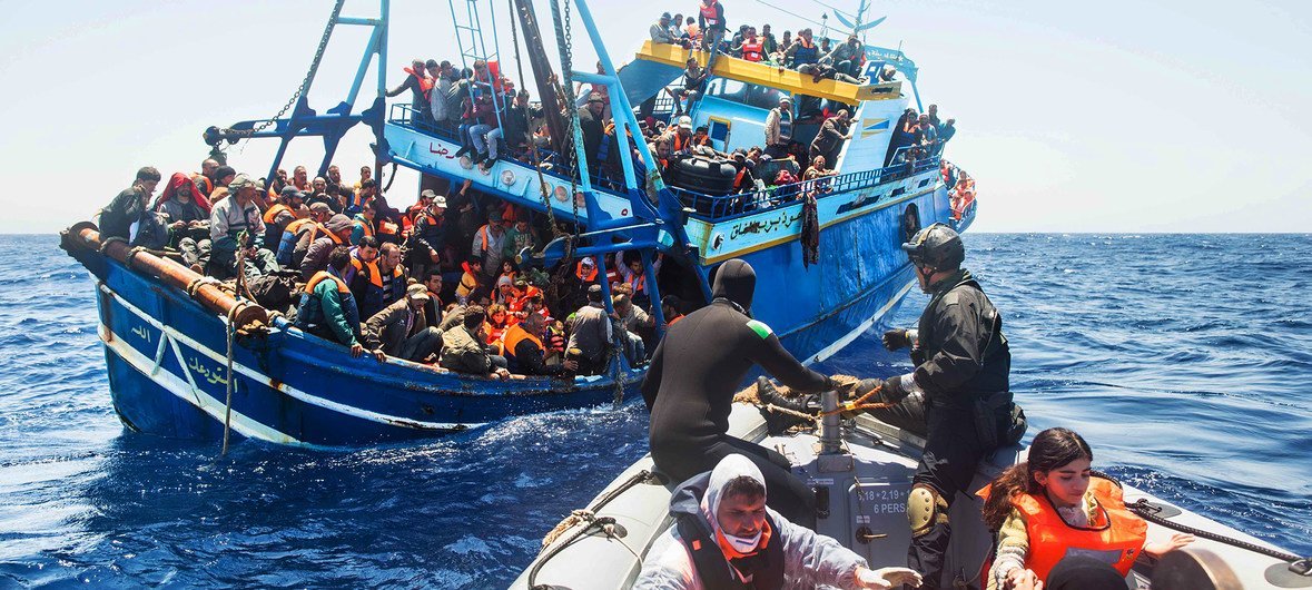 La Armada italiana rescata a un grupo de migrantes en el mar Mediterráneo.