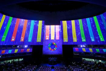 Los logotipos de los Objetivos de Desarrollo Sostenible se proyectan en el Salón de la Asamblea General de la ONU en 2022.