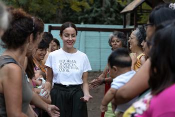 Cecilia Suárez, actriz mexicana y embajadora mundial de la Iniciativa Spotlight, visita el refugio Nuestra Señora del Milagro para mujeres víctimas de la violencia en Argentina.