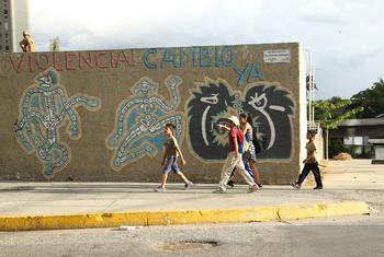 Niños caminando en la ciudad de Caracas, Venezuela.