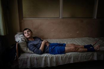 En Lviv (Ucrania), un niño de 12 años descansa en una cama del Hospital Pediátrico San Nicolás. (archivo)