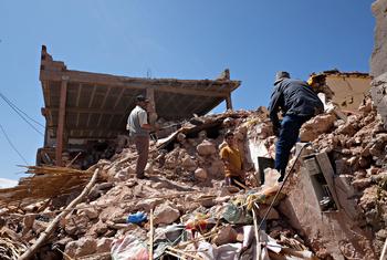 Residentes buscan entre los escombros de las casas destruidas en Tahanaout, al sur de Marrakech.