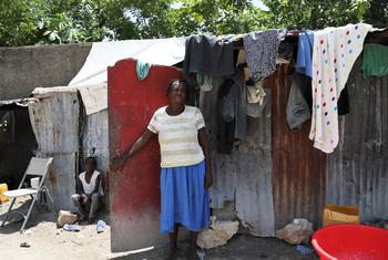 Una mujer frente a su casa en una zona de desplazados en Puerto Príncipe, Haití.