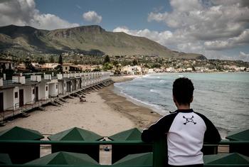 Un joven migrante observando una bahía en Italia. (Foto de archivo)