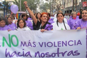 Manifestación de mujeres en Bogotá, Colombia, para exigir el fin de la violencia contra mujeres y niñas.